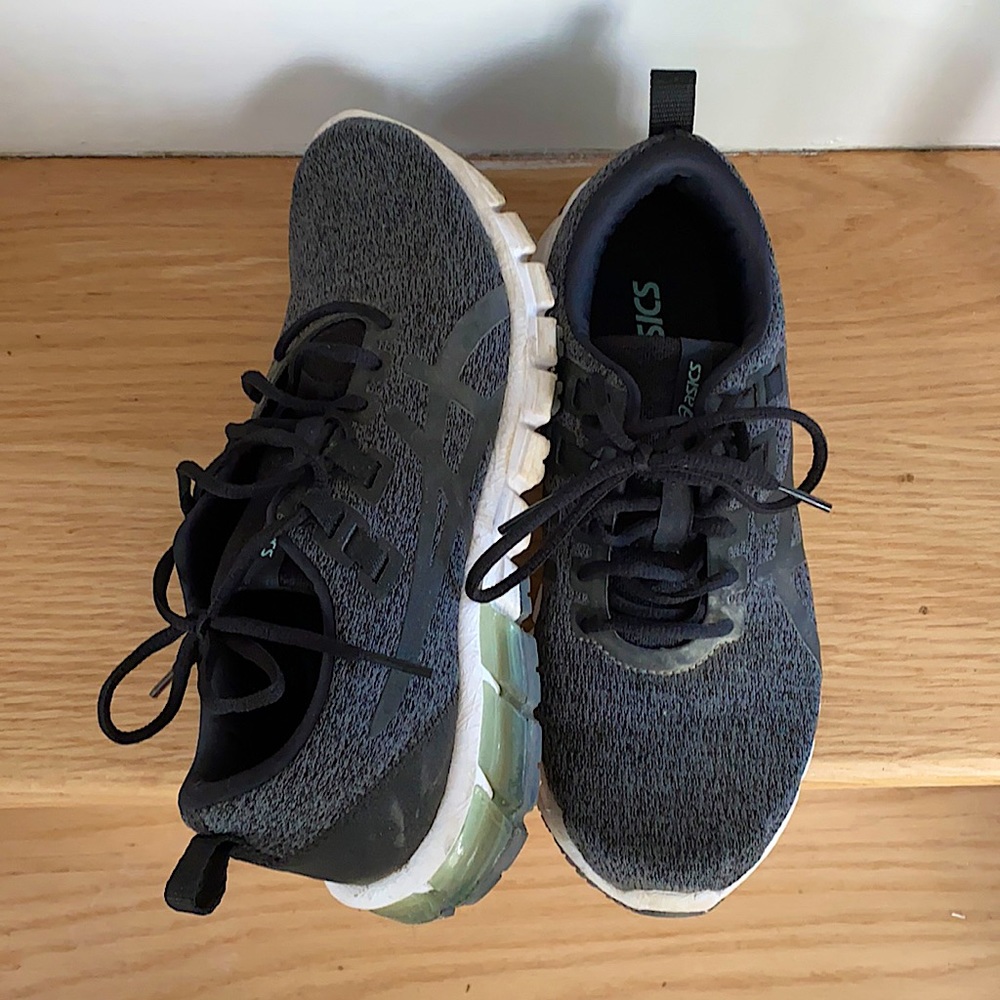 Size 8 women’s ASICS